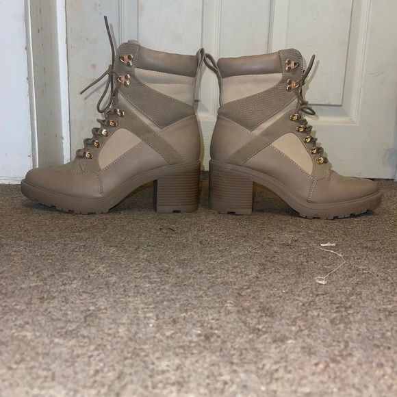 Shoe Dazzle Shoes - Shoe Dazzle Heel Tan Neautral Women’s Heel Boots Size 9